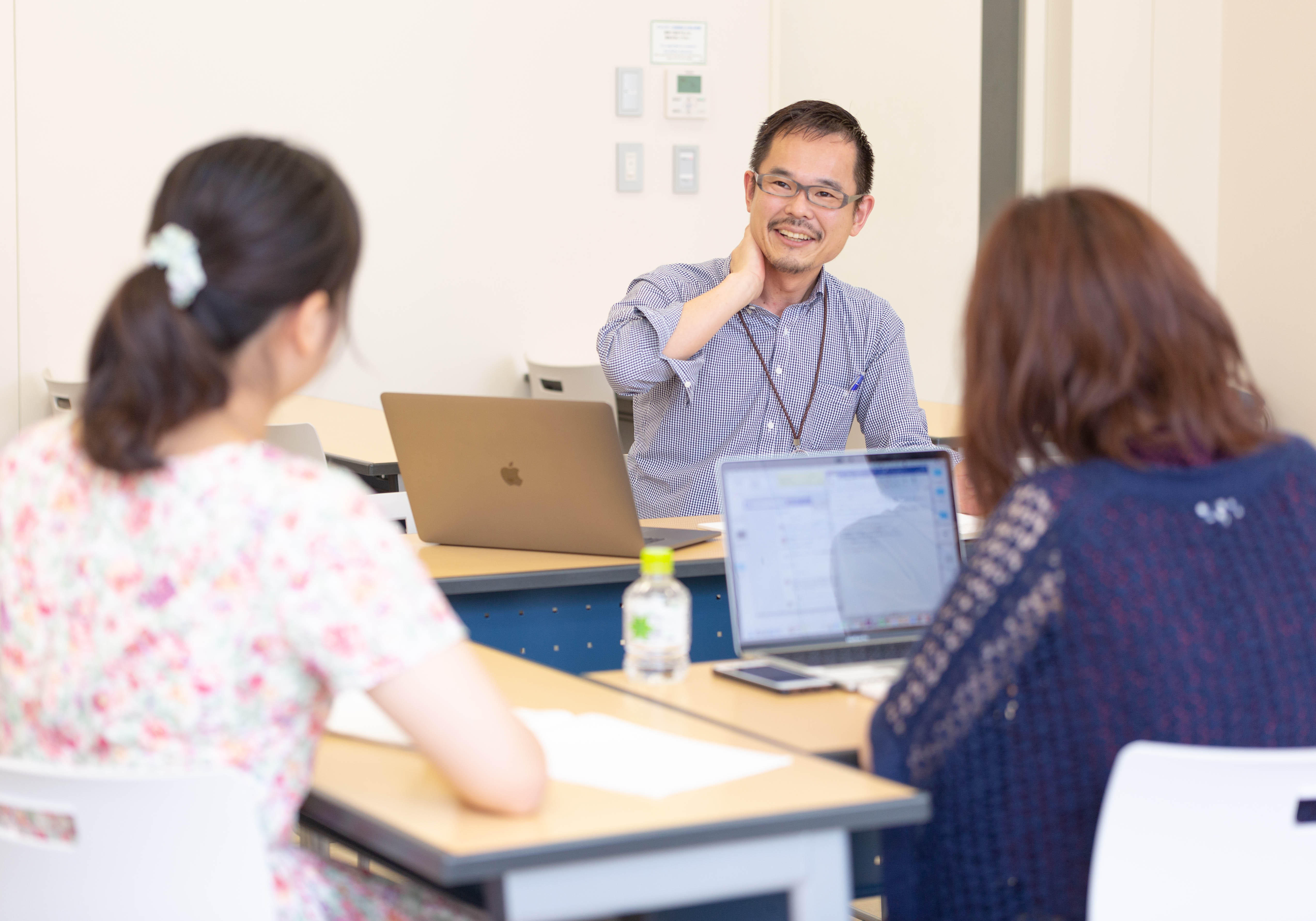 中川先生 城西国際大学でインタビュー